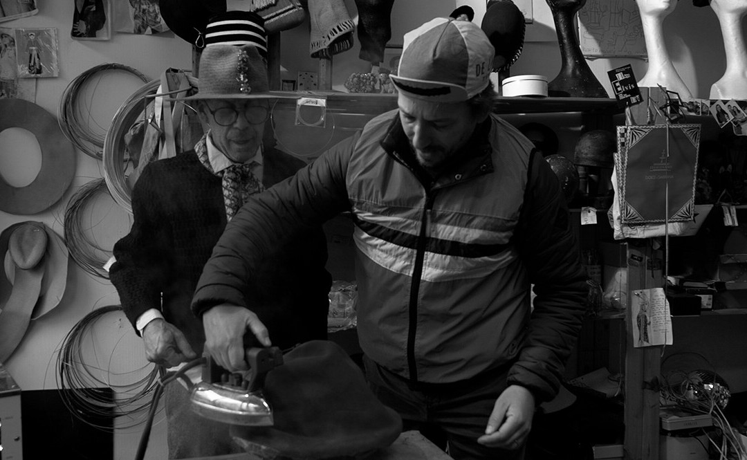 Julien Dewitte et un homme fabriquent un chapeau dans un atelier de chapelier.